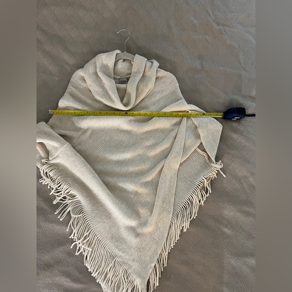 🆕 Chico’s Cream Poncho with Fringe,!one size - Picture 4 of 7